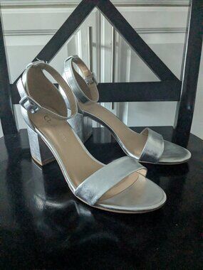 Beautiful new silver strap heel sandals shoes CL by Laundry Size 8 block heel